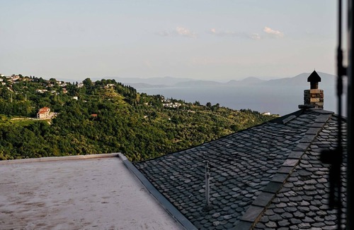 Makrynitsa Apartment | "Elati Deluxe Double" Room with Mountain View and Fireplace