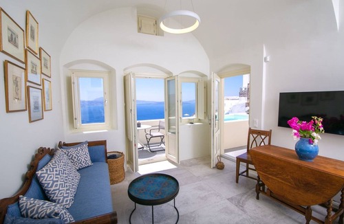 Oia Villa | Elegant Santorini Villa | Villa Spyros | Villa Demi | Private Hot Tub