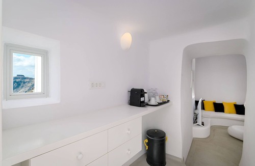 Fira Villa | Elegant two-bedroom with hot tub, Caldera view, swimming pool and Breakfast