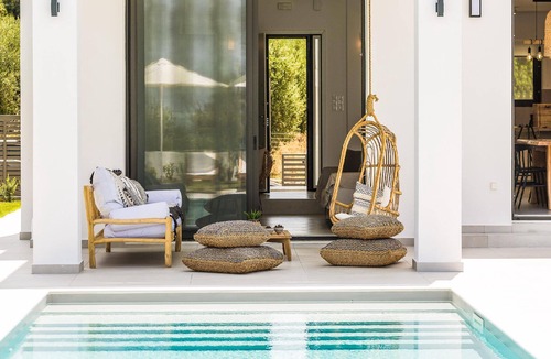 Skouloufia House | Elegant villa with heated pool and amazing views