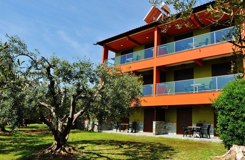 Gerakini Apartment | Elegantes Apartment im Erdgeschoss mit Gartenblick by Interhome