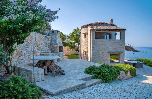 Mpogdanatika Villa | Emerald Blue Paxos