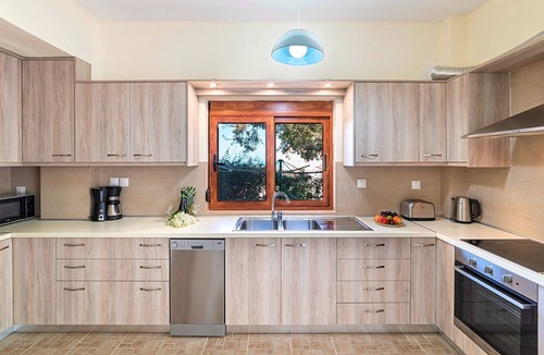 Kastellos House | für 12 Personen in Kastellos, Kreta (West-Kreta) by Interhome