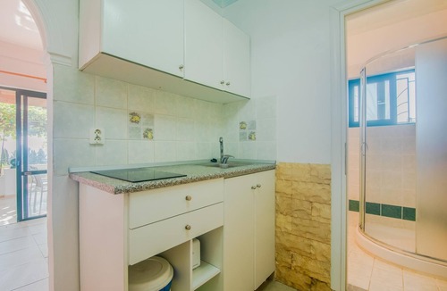 Dafnata Apartment | Family Apartment 2 with Sea View, Wi-Fi and Air Conditioning