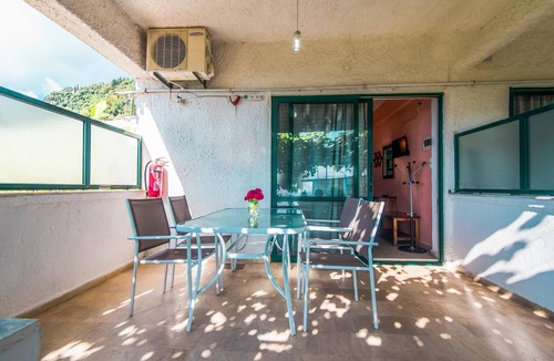 Dafnata Apartment | Family Apartment 2 with Sea View, Wi-Fi and Air Conditioning