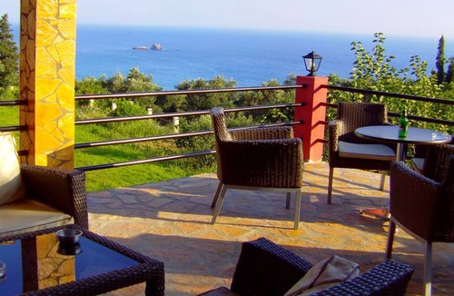 Parelia Apartment | Family friendly Apartments with a Swimming Pool on Pelekas Beach
