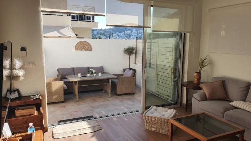 Vouliagmeni Apartment | Family & Friends 4-Bedroom beach break!