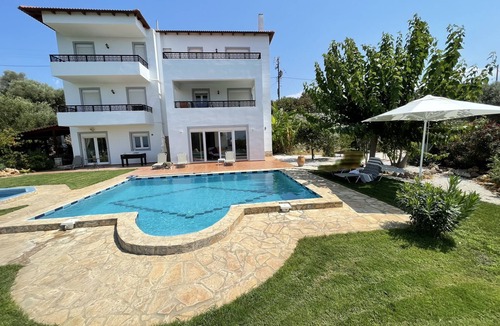 Rethymno House | Family-run Villa Cornelia - 3 separate apartments - tranquillity and sea views.