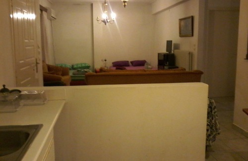 Irakleio House | FULLY DETACHED PRIVATE FLOOR IN MAROUSI WITH JACUZZI SUITABLE FOR BIG GROUPS TOO