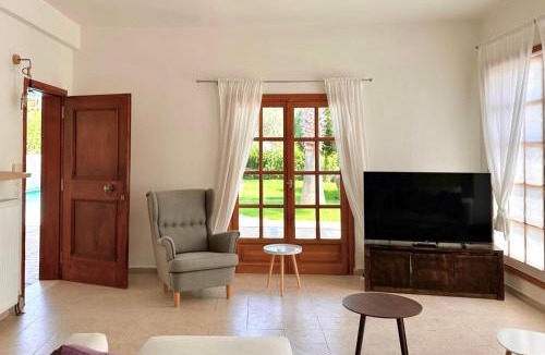 Lavreotiki Apartment | George's gorgeous house Anavysos