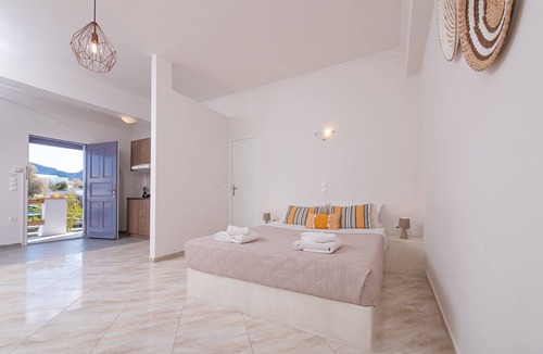 Agia Paraskevi House | Golden Sunrise Suites