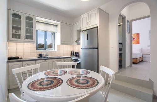 Nea Cryssi Akti House | Guest House Emily Country Home with Mountain View, Wi-Fi and Air Conditioning