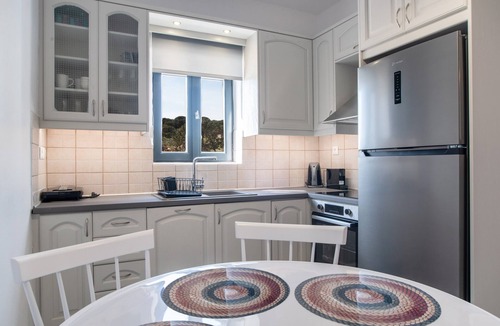Nea Cryssi Akti House | Guest House Emily Country Home with Mountain View, Wi-Fi and Air Conditioning