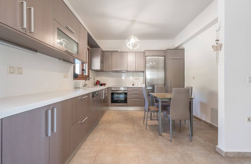 Heraklion House | Holiday Home 'Ariadni's Maisonette' with Mountain View, Wi-Fi and Air Conditioning