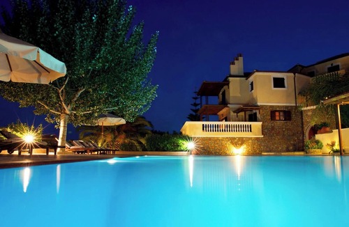 Nimfea House | Holiday Home 'Beach Villa Alonissos For 4 People' with Shared Pool, Wi-Fi and Air Conditioning