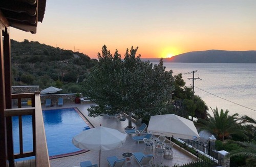 Nimfea House | Holiday Home 'Beach Villa Alonissos For 4 People' with Shared Pool, Wi-Fi and Air Conditioning