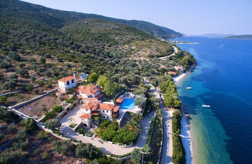 Nimfea House | Holiday Home 'Beach Villa Alonissos For 4 People' with Shared Pool, Wi-Fi and Air Conditioning