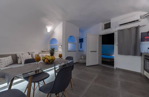 Karterados House | Holiday Home 'Cave House 13 Guests, Private Pool' with Wi-Fi and Air Conditioning