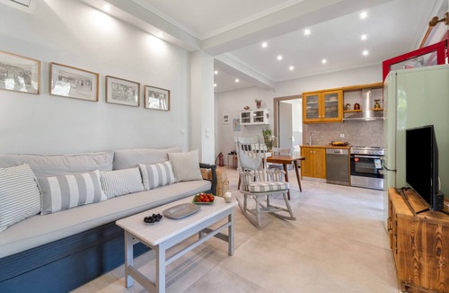 Katouna House | Holiday Home 'Cozy 2-bdrm-house with Garden' with Private Garden, Wi-Fi and Air Conditioning