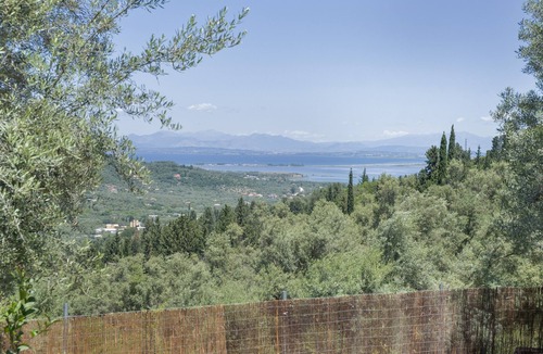 Katouna House | Holiday Home 'Cozy 2-bdrm-house with Garden' with Private Garden, Wi-Fi and Air Conditioning