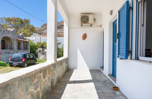 Merichas House | Holiday Home 'Demi's House' with Private Terrace and Air Conditioning