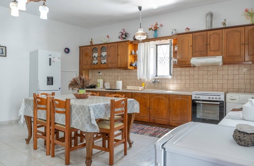 Aegiali House | Holiday Home 'Hippocrates' with Mountain View, Wi-Fi and Air Conditioning
