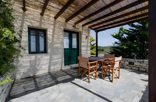 Kithira Apartment | Holiday Home 'Kythiris Studios - Bungalow 2' with Sea View, Wi-Fi and Air Conditioning