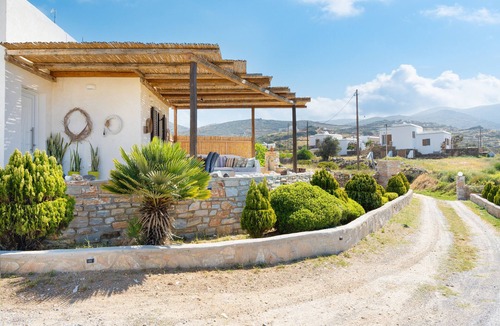 Ios House | Holiday Home 'Mentas House' with Private Terrace, Wi-Fi and Air Conditioning
