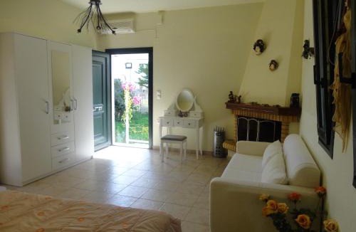 Faistos House | Holiday home Sea Breeze with huge garden
