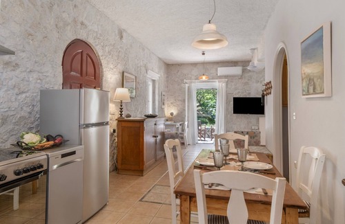 Katouna House | Holiday Home 'Stone House In Katouna with Garden' with Garden, Wi-Fi and Air Conditioning