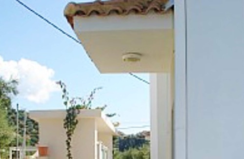 Kalamaki Apartment | Homerez - Appartement 2 km away from the beach for 4 ppl. with shared pool