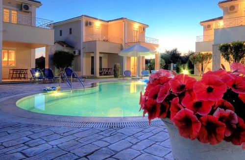 Kalamaki Apartment | Homerez - Appartement 2 km away from the beach for 4 ppl. with shared pool