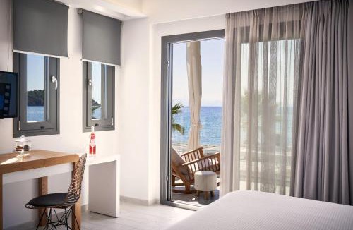 Potos Hotel | Icon Suites by the sea