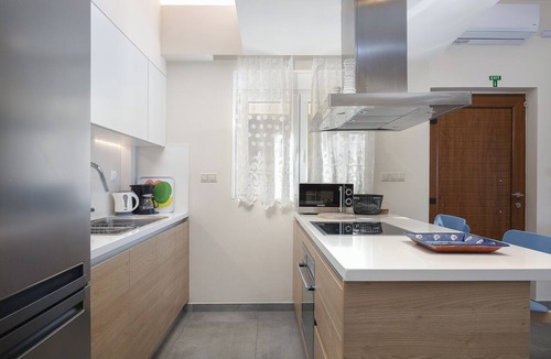 Kokinos Pirgos Apartment | Iris Suite | Beachfront Getaway