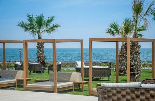 Analipsi Villa | ISholidays Family Room Garden View Outdoor Hot Tub