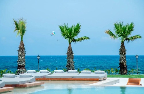 Analipsi Villa | ISholidays Family Room Garden View Outdoor Hot Tub