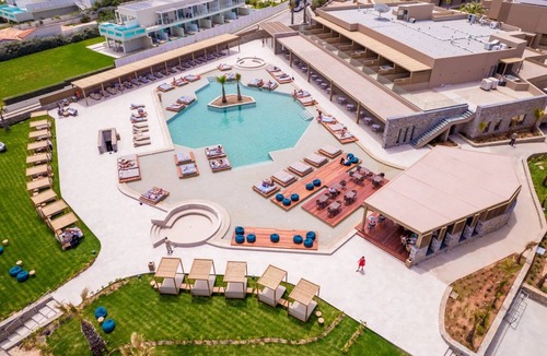 Analipsi Villa | ISholidays Family Room Garden View Outdoor Hot Tub