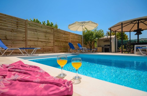Roda House | Jokos in Roda: Cozy 2-Storey Home Near Agnos Beach