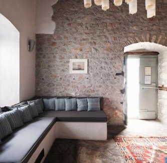 idhra House | Keresbino Hydra Manor House