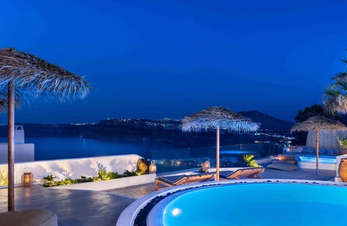 Akrotiri Villa | Lavish 5 BR Villa With Refreshing Pool And Jacuzzi