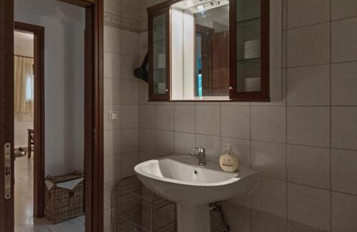Makry Gialos Apartment | Liakoto Stonewall House Groundfloor