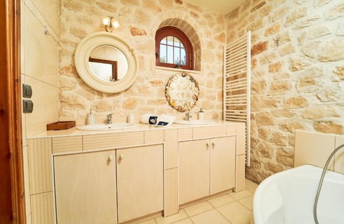 Akrotiri Villa | Lila's Luxury Villa
