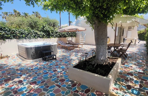 Malia House | Lovely 2-bedroom for up to 5 person house with AC and jacuzzi in beautiful Malia