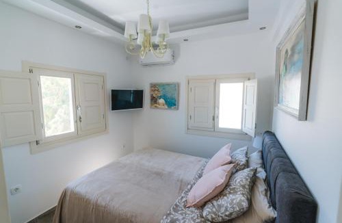 Emporio Apartment | Lux house with outdoor jacuzzi and sea view in Santorini