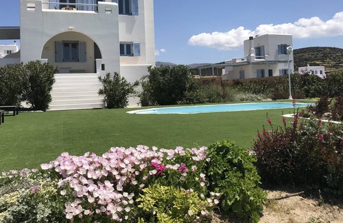 Naxos Villa | Luxury Independent self catered villa with swimming pool for 10 guests