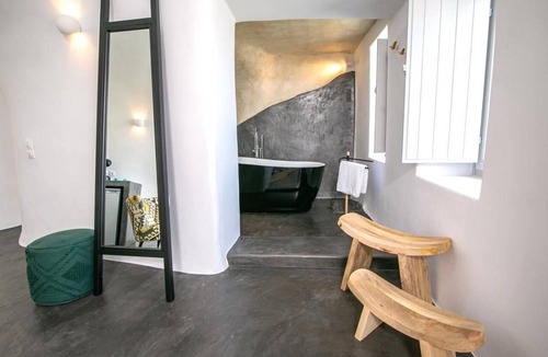 Finikia Villa | Luxury Santorini Villa | Villa Elysian Dyo | Private Hot Tub | Air Conditioning