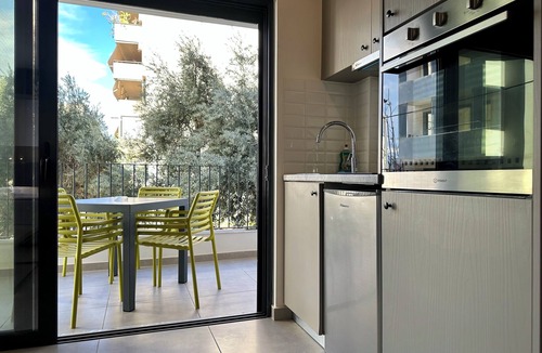 Petralona House | M&M Entire private building with jacuzzi/rooftop
