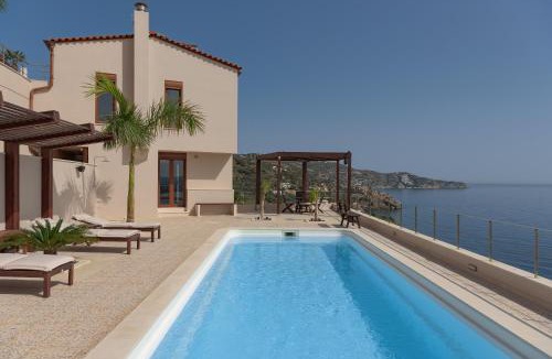 Linoperamata Villa | Manificus Villas, with Heated Pool, By ThinkVilla