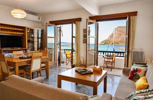 Monemvasia Apartment | Matroni's House - Seafront Getaway in Monemvasia