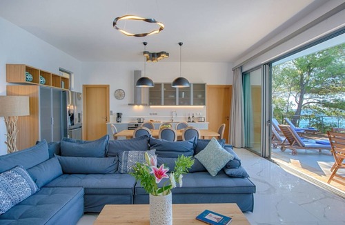Agios Nikitas House | Milos Bay Villas- Brandneue moderne Villa mit spektakulärem Blick auf den Stran by Interhome
